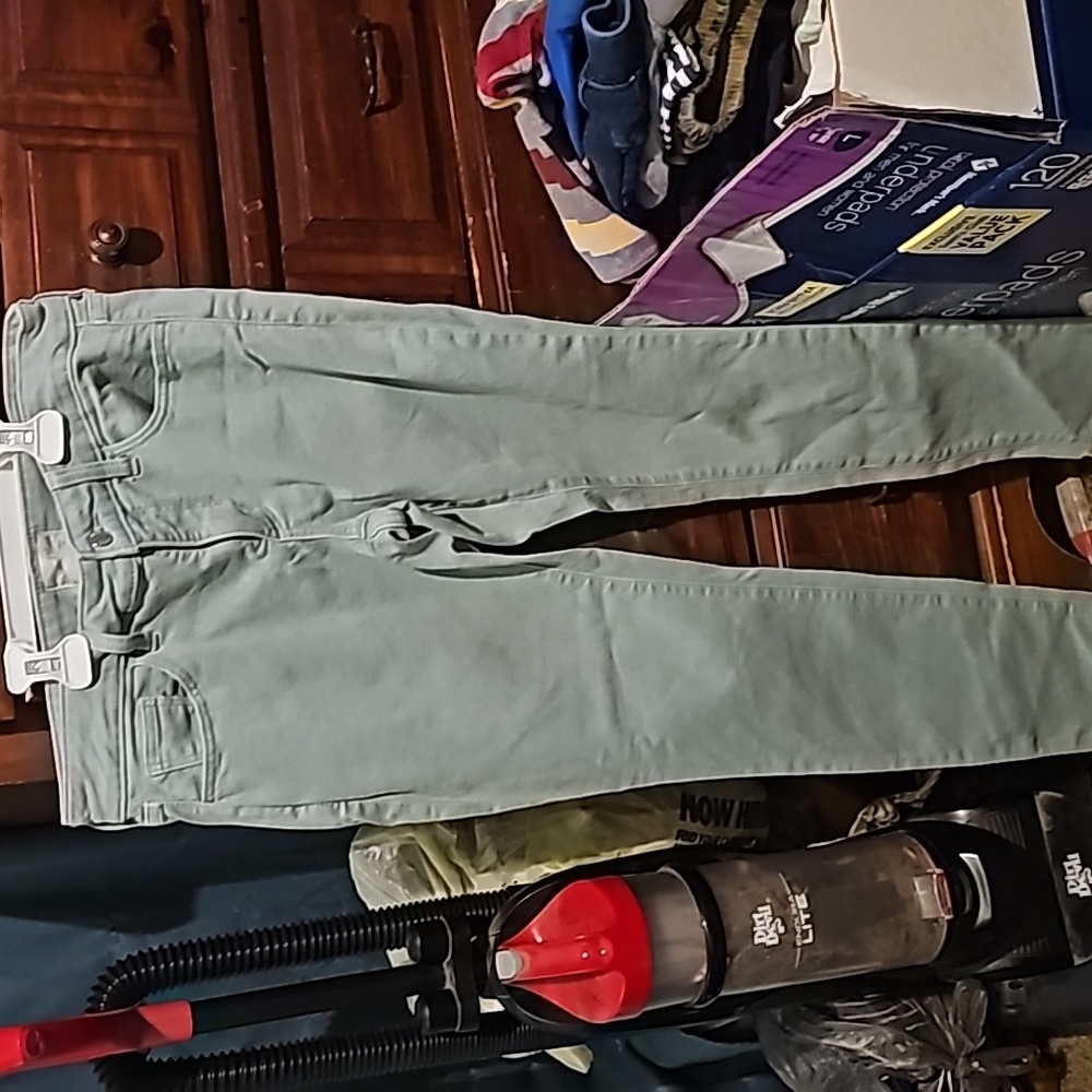 !!.            Ladies size 6/28R jeans